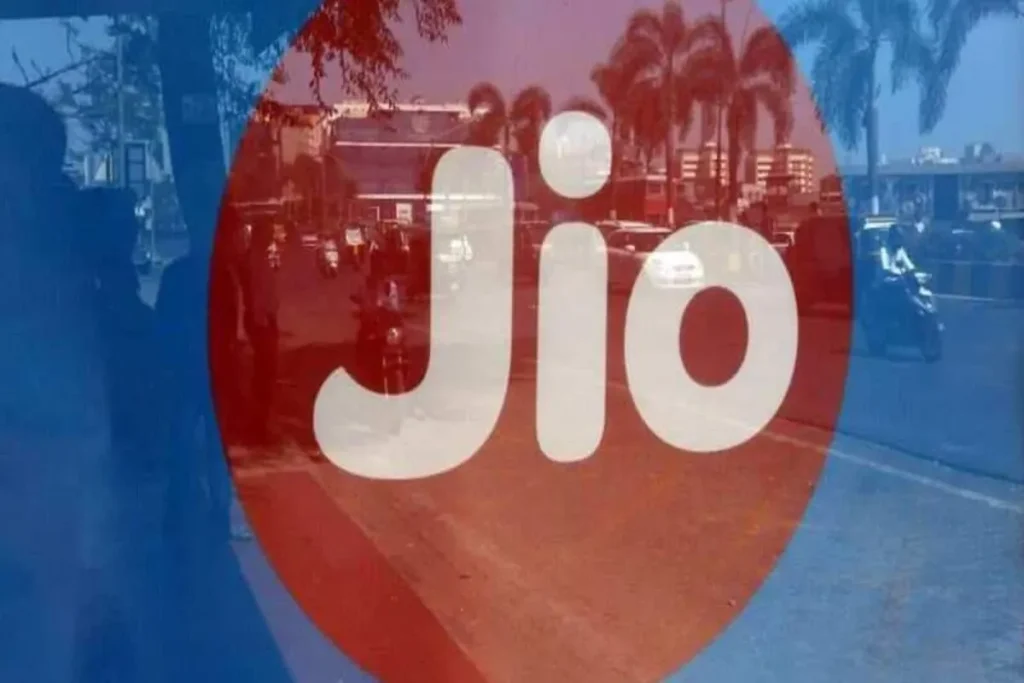 Indian family enjoying 5G connectivity and unlimited calling benefits under Jio New Family Plan 2025.