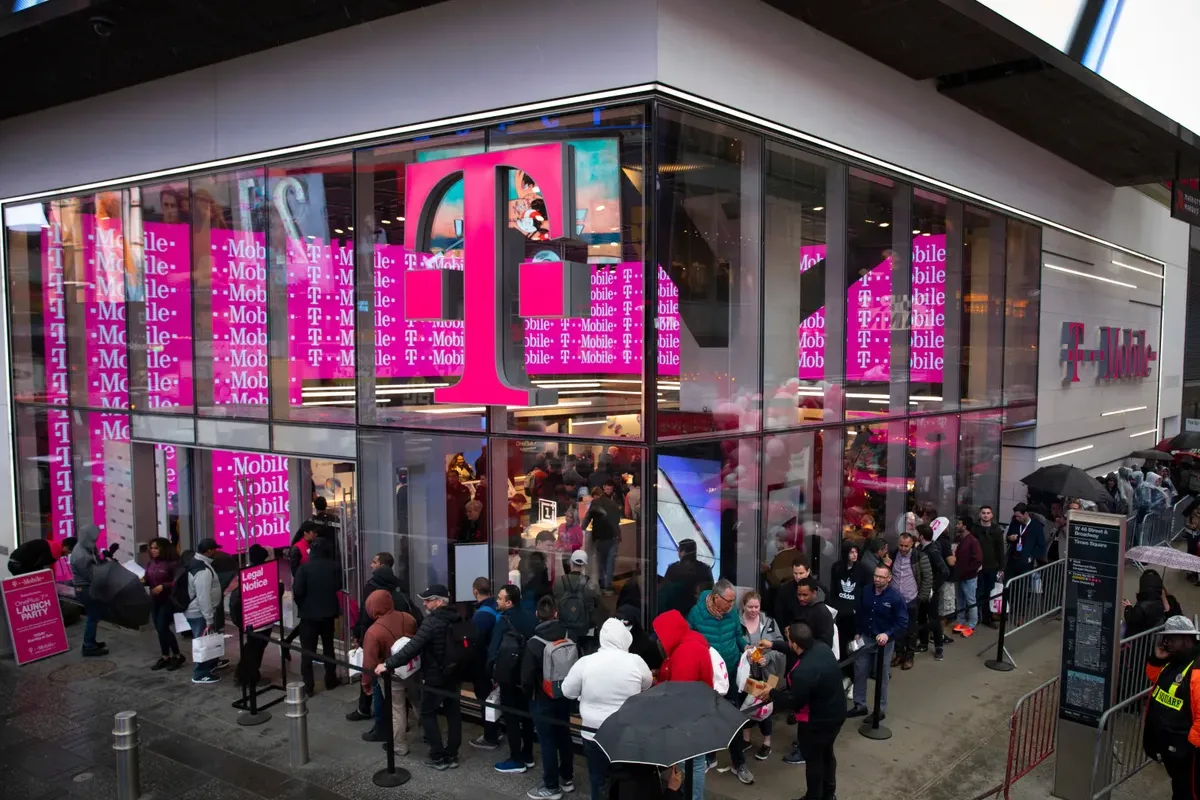 T-Mobile 5G Advanced Edge Control interface showing real-time enterprise network management and local breakout features.