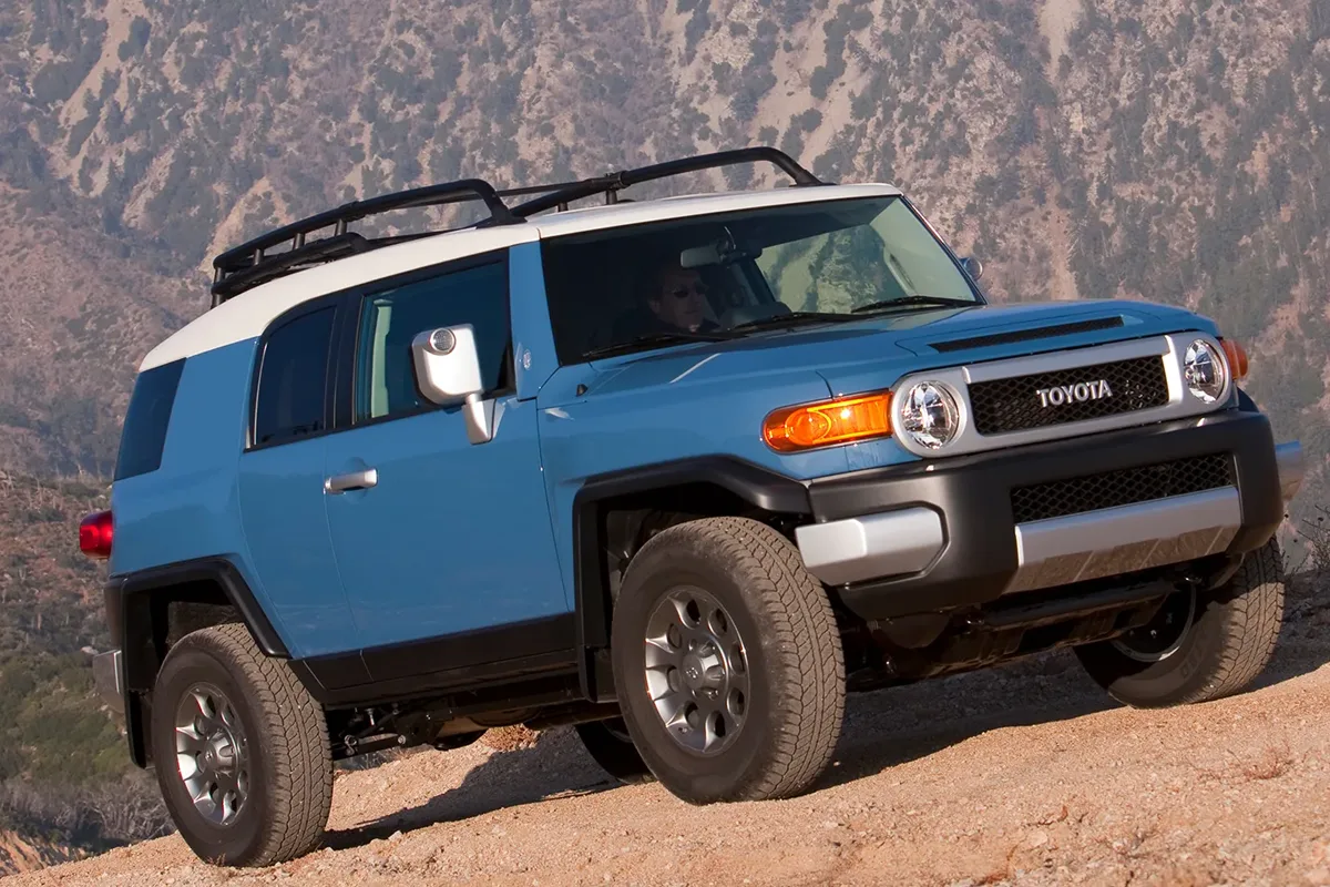 Toyota New FJ Cruiser 2025 model showcasing rugged off-road design, LED headlights, and desert-ready stance.