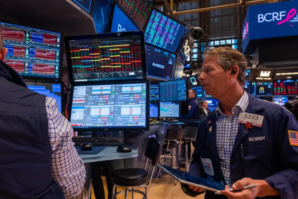Traders celebrating on the NYSE floor after positive corporate earnings 2025 results, with stock charts showing growth and investor confidence rising.