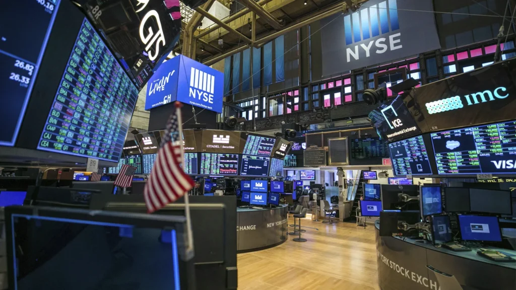 Traders watch financial screens displaying red downward trends and falling numbers, visually depicting the Dow Jones fall and overall market downturn.