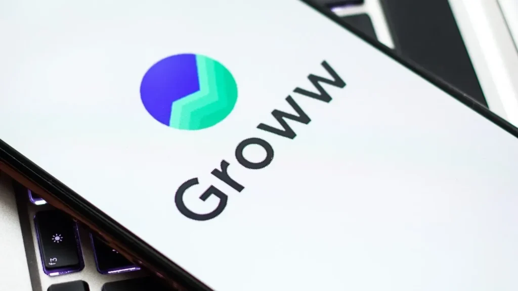 Investor shocked after seeing Groww shares falling sharply on a red candlestick chart.