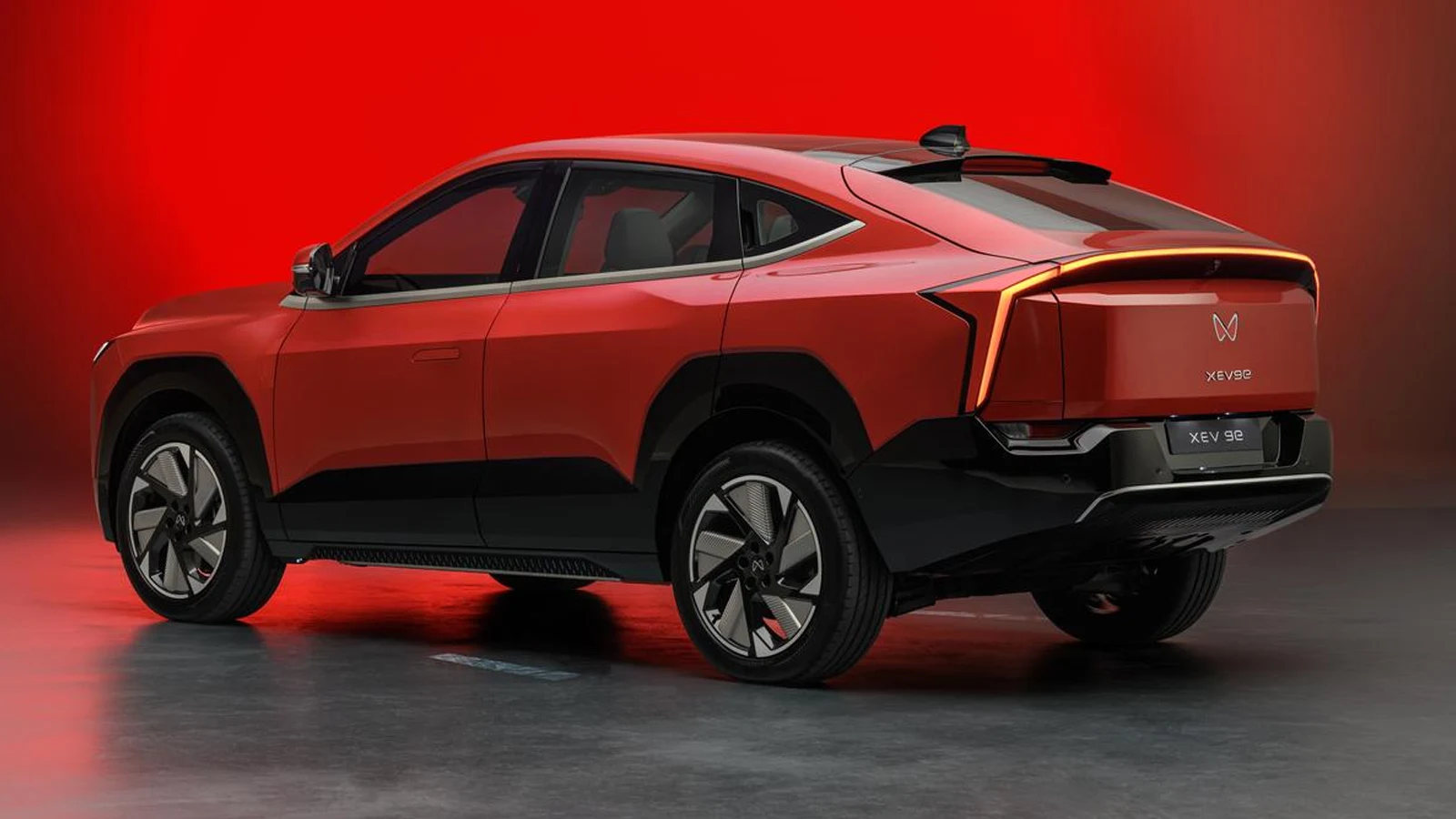 Mahindra XEV 9e Boss Mode interior featuring reclined front seat and extra rear passenger legroom for a luxury EV experience.