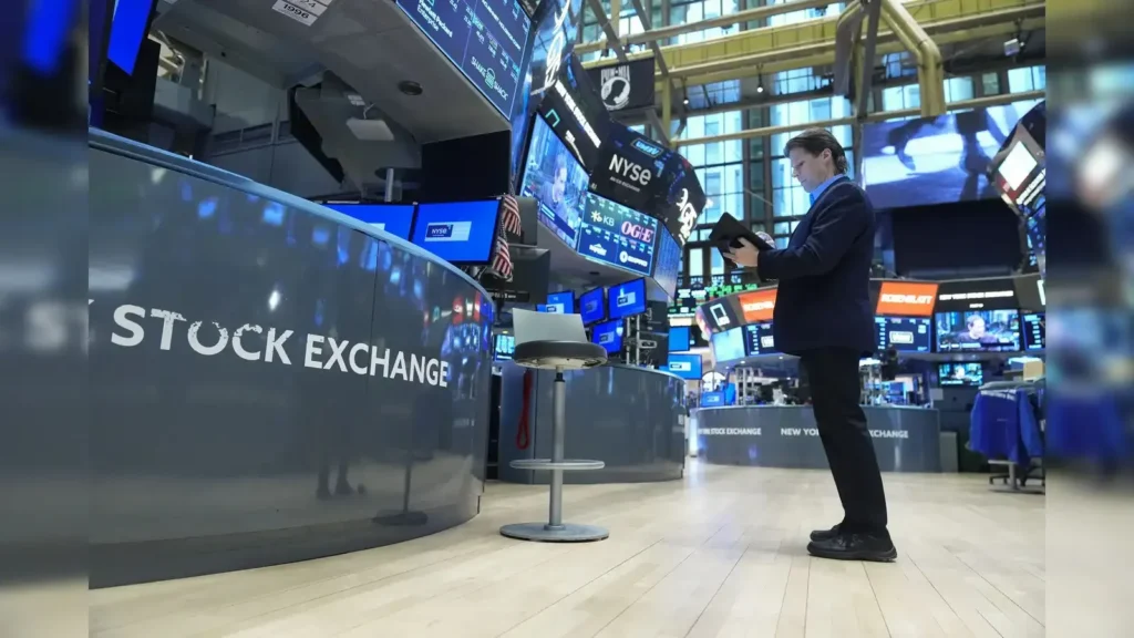 A busy trading room filled with analysts watching red stock charts showing major index declines, symbolizing the downturn in the U.S. stock market November 2025.
