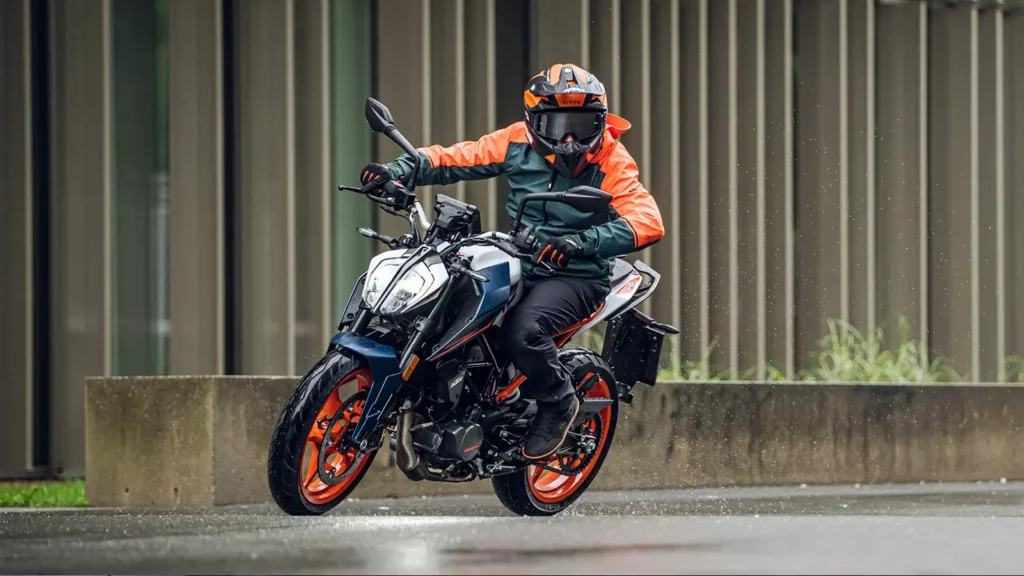 KTM 160 Duke TFT variant with colour instrument cluster in India