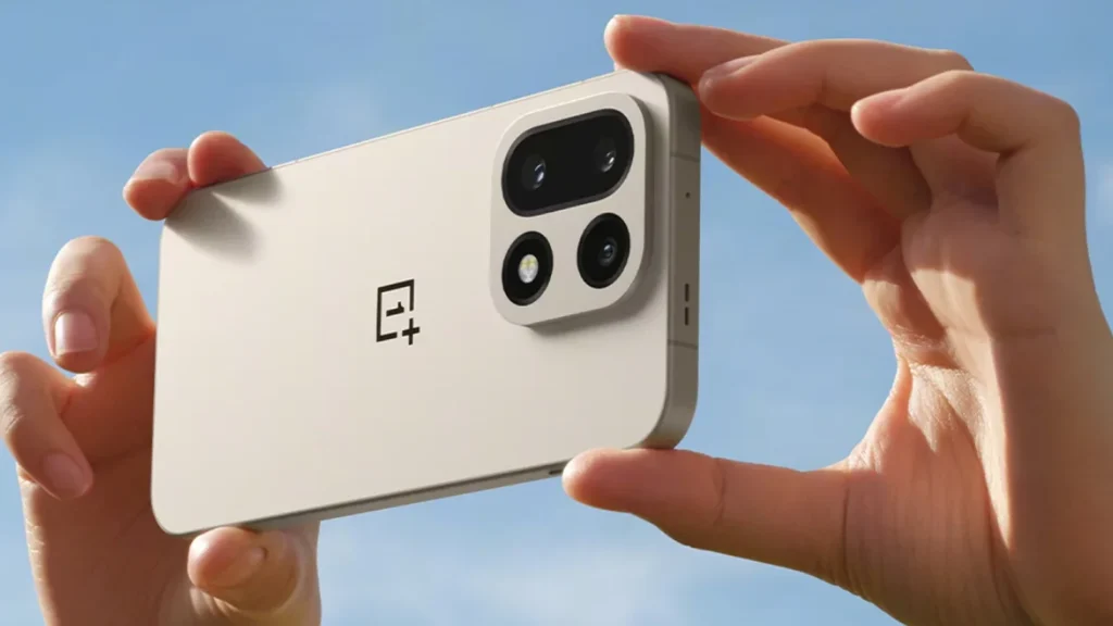 OnePlus 15T display showcasing a large AMOLED screen with slim bezels, high refresh rate, and enhanced brightness for 2025 users.