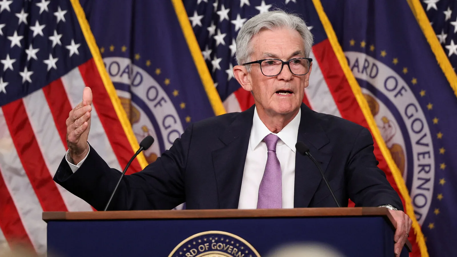 US Federal Reserve building with market charts highlighting federal reserve interest rate cuts expectations.